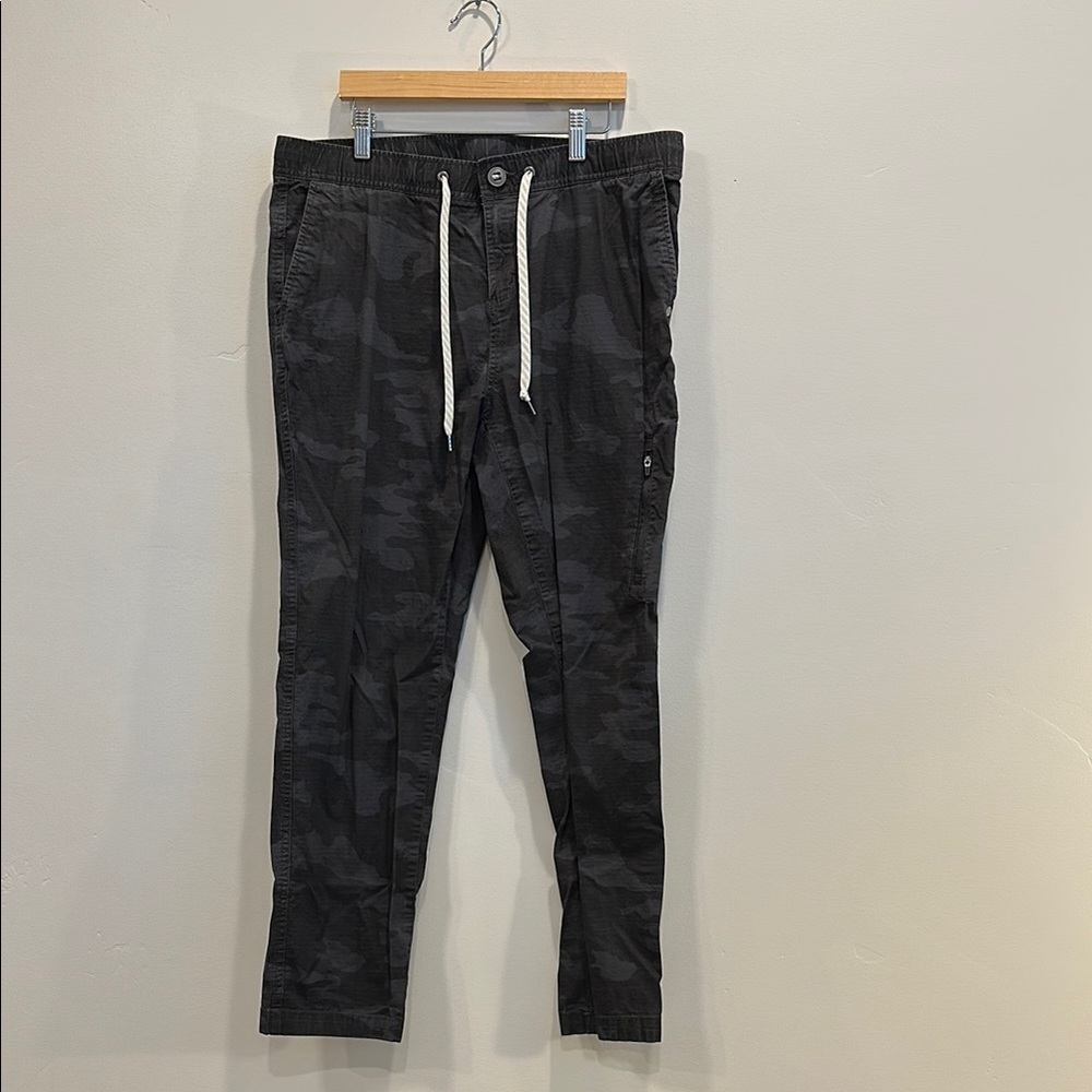 Vuori Cargo Pants in Black with Modern Design